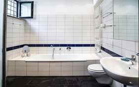 Das Badezimmer mit Badewanne im Casa Carlo. 